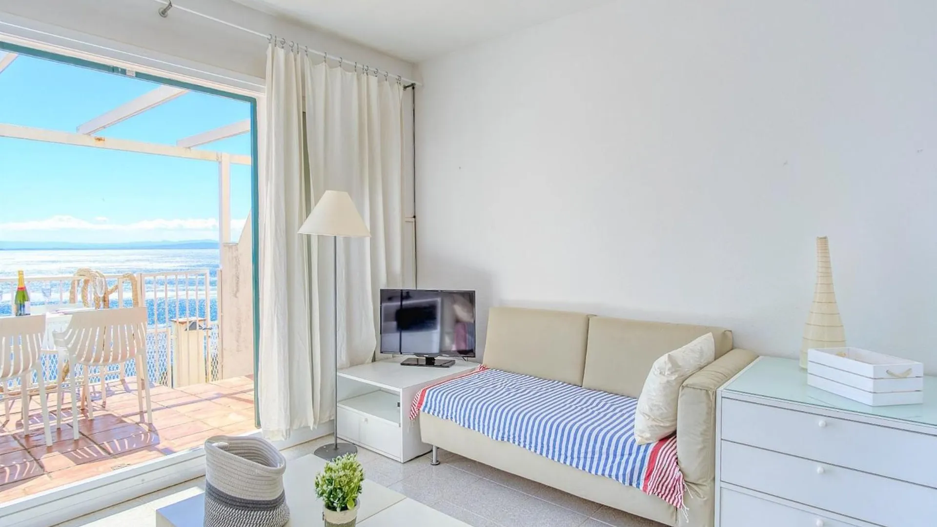 Apartment With Scenic View Roses
